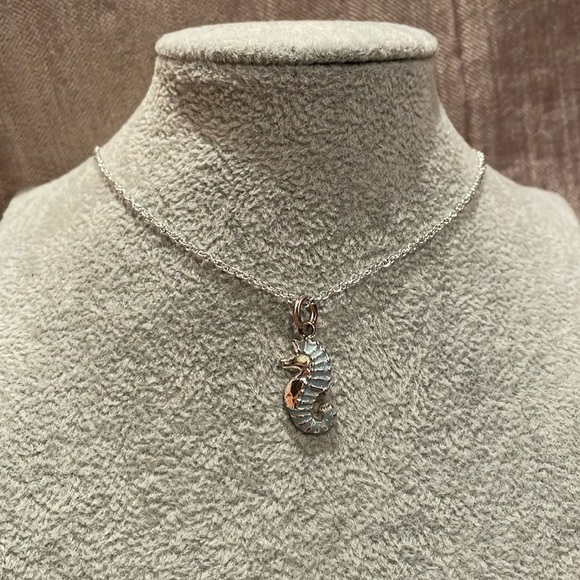Blue Sparkling Sea Horse 925 Sterling Silver & 18” plated silver chain - Picture 5 of 7
